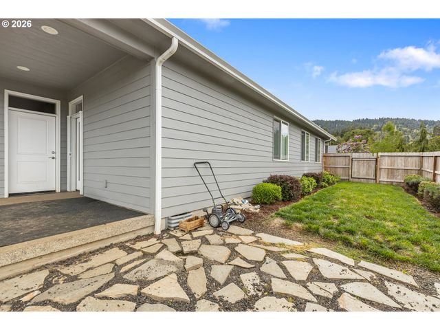 110 W FLANGAS Ave, Roseburg, OR 97471
