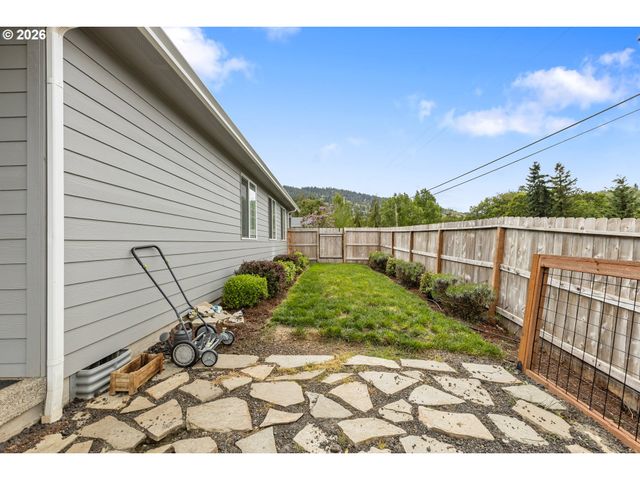 110 W FLANGAS Ave, Roseburg, OR 97471