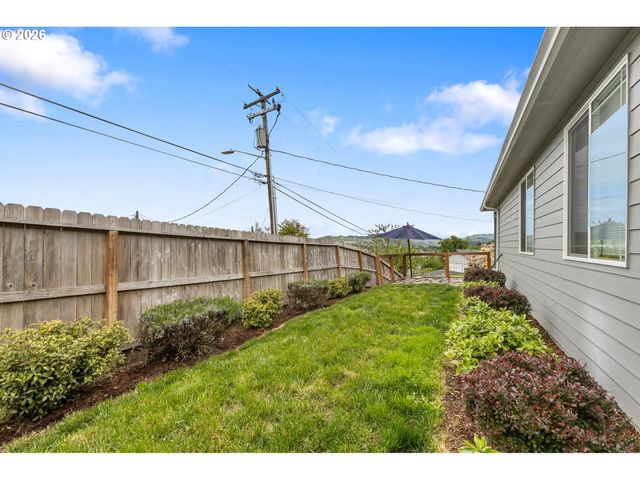 110 W FLANGAS Ave, Roseburg, OR 97471