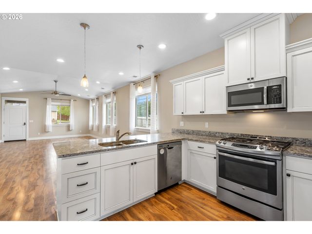 110 W FLANGAS Ave, Roseburg, OR 97471
