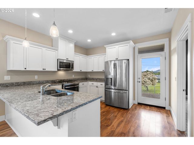 110 W FLANGAS Ave, Roseburg, OR 97471