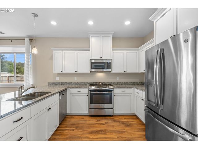 110 W FLANGAS Ave, Roseburg, OR 97471