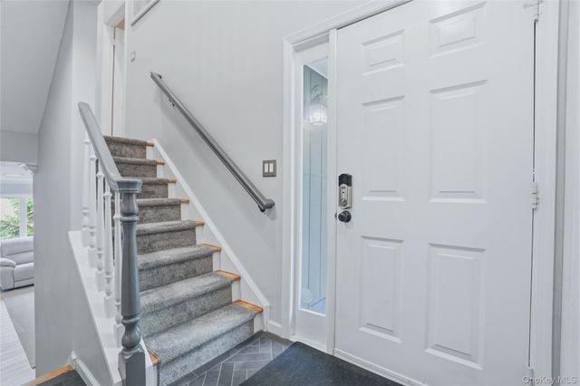 2 Timberland Pass, Chappaqua, NY 10514