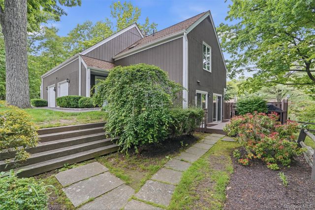 2 Timberland Pass, Chappaqua, NY 10514