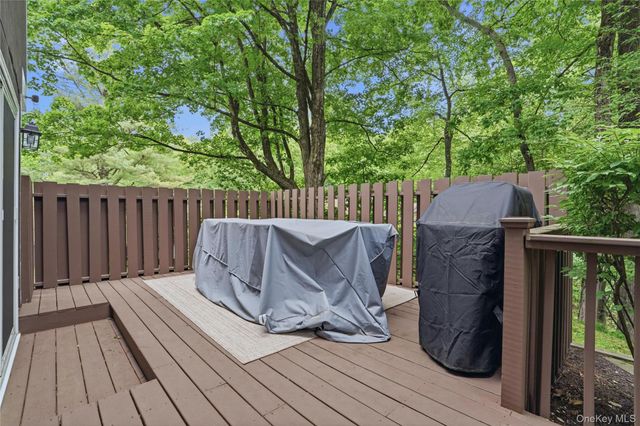 2 Timberland Pass, Chappaqua, NY 10514