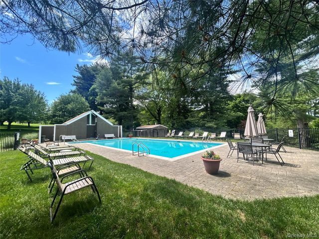 2 Timberland Pass, Chappaqua, NY 10514