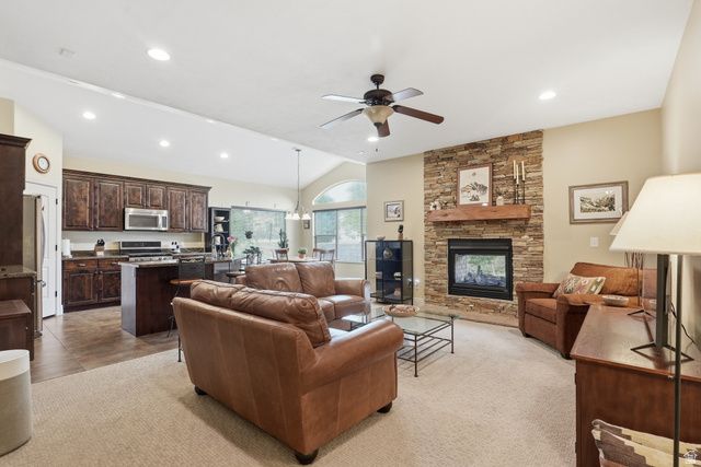 10722 S CORAL DUNE DR, South Jordan, UT 84009
