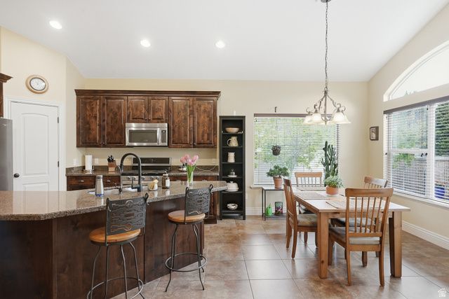 10722 S CORAL DUNE DR, South Jordan, UT 84009