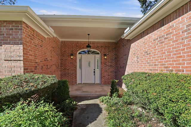 128 Blush Hill Drive, Conroe, TX 77304