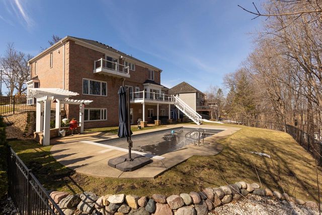 10692 Mount Curve Road, Eden Prairie, MN 55347