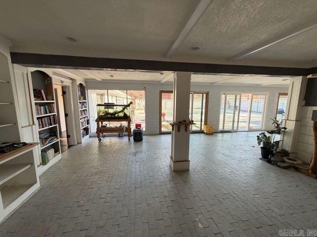 1 Woodland Drive, Jacksonville, AR 72076