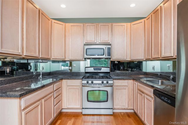 218 Kettles Lane, Medford, NY 11763