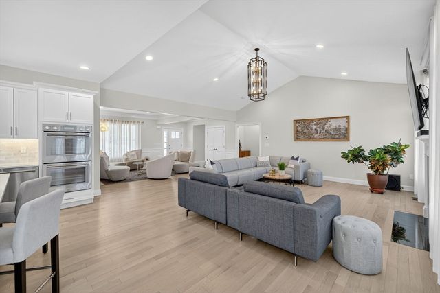 10 Shagbark Cir, Mattapoisett, MA 02739