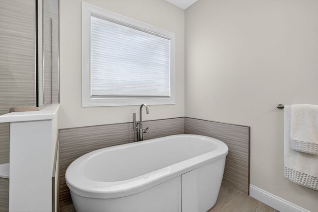 10 Shagbark Cir, Mattapoisett, MA 02739