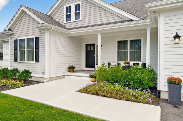 10 Shagbark Cir, Mattapoisett, MA 02739