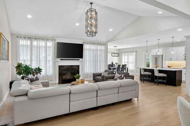 10 Shagbark Cir, Mattapoisett, MA 02739