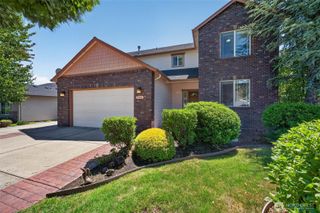 722 E 18th St, La Center, WA 98629