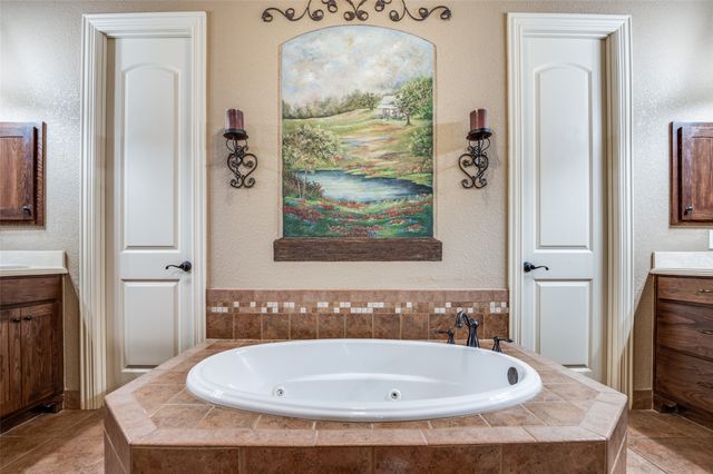 3601 Plum Creek Court, Midlothian, TX 76065