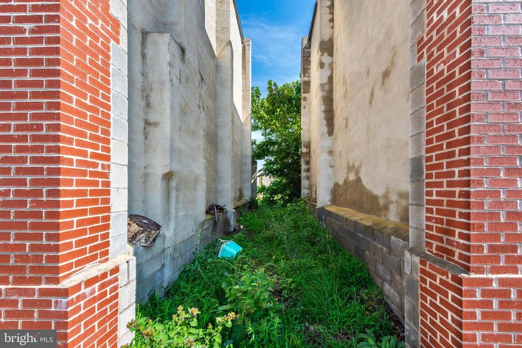 2102 E HOFFMAN ST, Baltimore, MD 21213