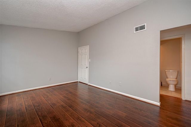 10615 Briar Forest Drive 902, Houston, TX 77042