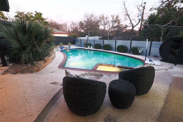 10872 Caprock Circle, Dallas, TX 75218