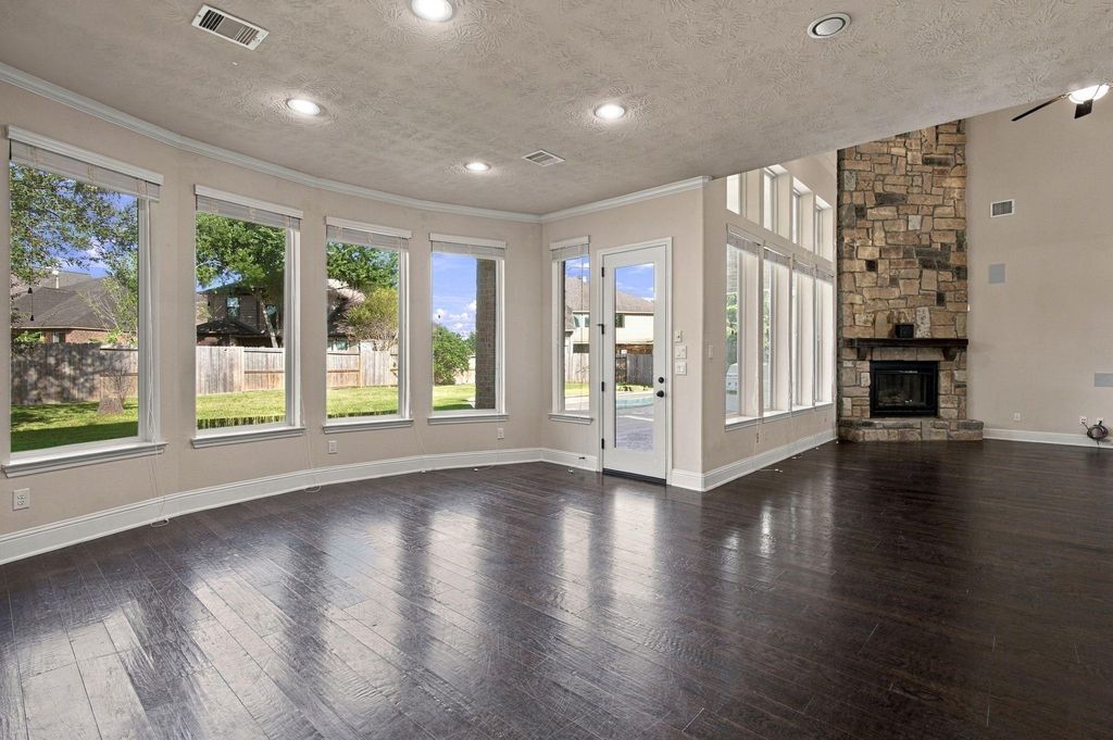 Image 10 of property listing at 7 Placido Way Court, Missouri City, TX 77459