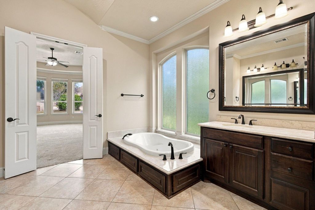 Image 25 of property listing at 7 Placido Way Court, Missouri City, TX 77459
