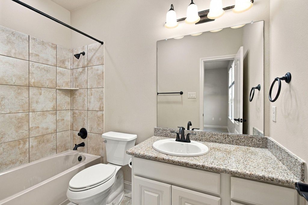 Image 33 of property listing at 7 Placido Way Court, Missouri City, TX 77459