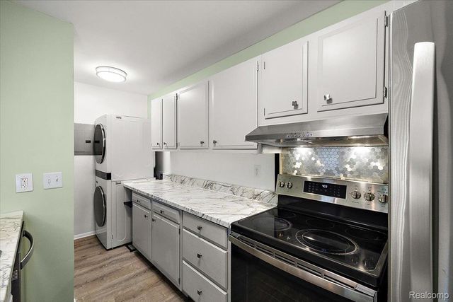 2831 Glenwood Court, Orion Charter Township, MI 48360