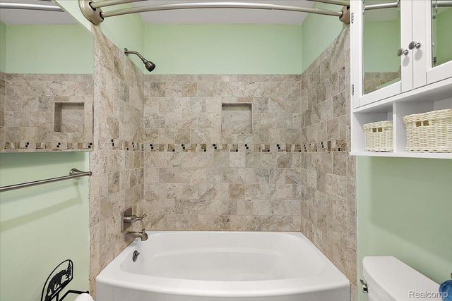 2831 Glenwood Court, Orion Charter Township, MI 48360