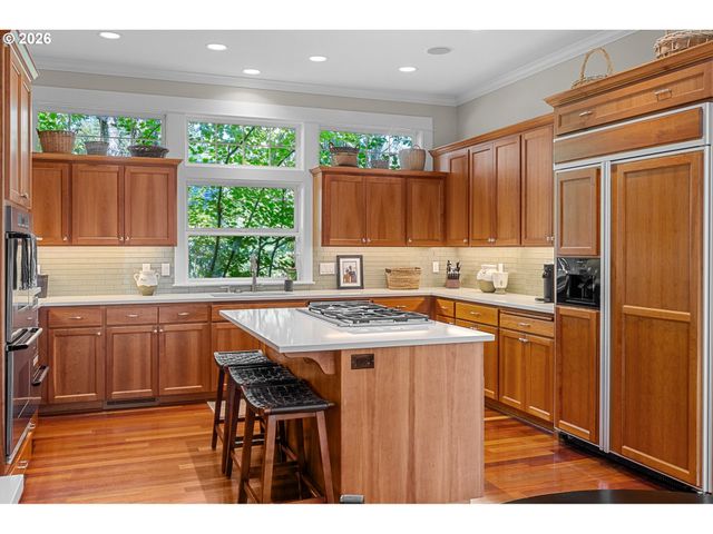 14261 UPLANDS Dr, Lake Oswego, OR 97034