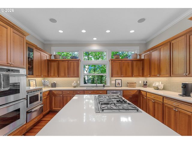 14261 UPLANDS Dr, Lake Oswego, OR 97034