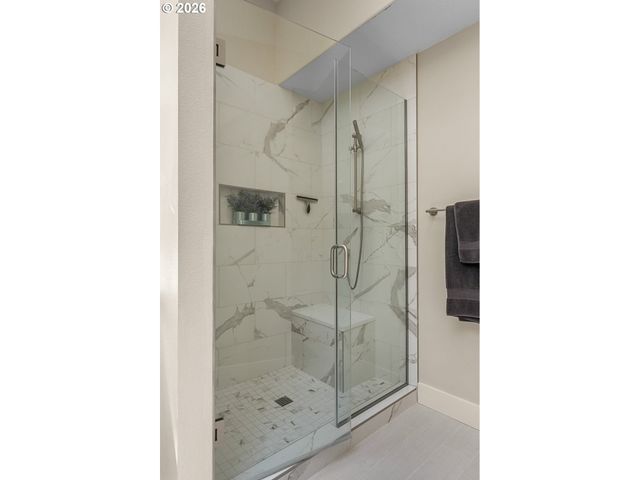 14261 UPLANDS Dr, Lake Oswego, OR 97034