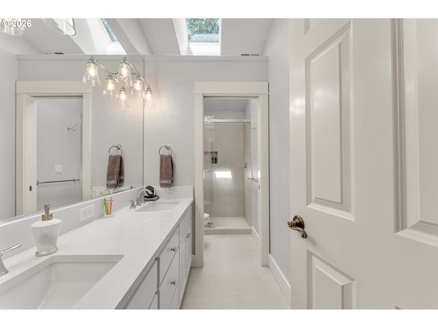 14261 UPLANDS Dr, Lake Oswego, OR 97034