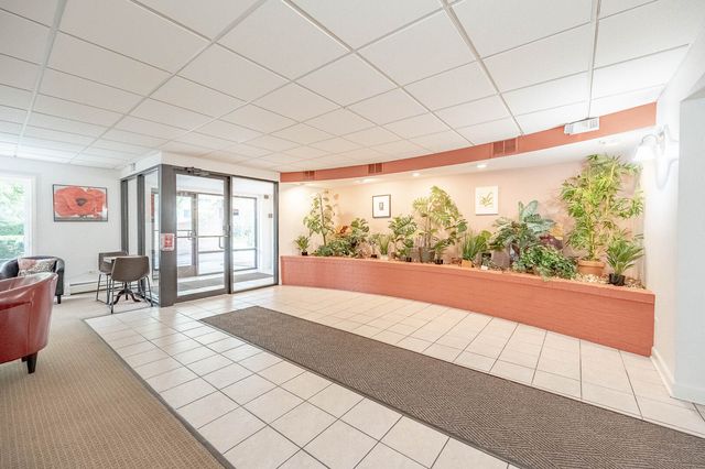 1000 S Lorraine Road 411, Wheaton, IL 60189