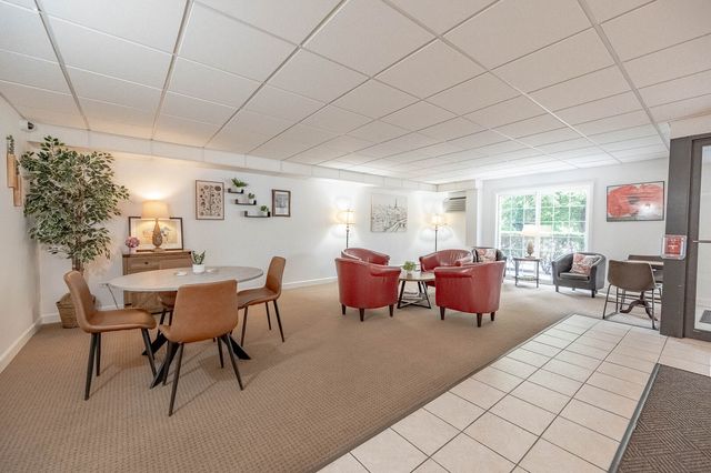 1000 S Lorraine Road 411, Wheaton, IL 60189
