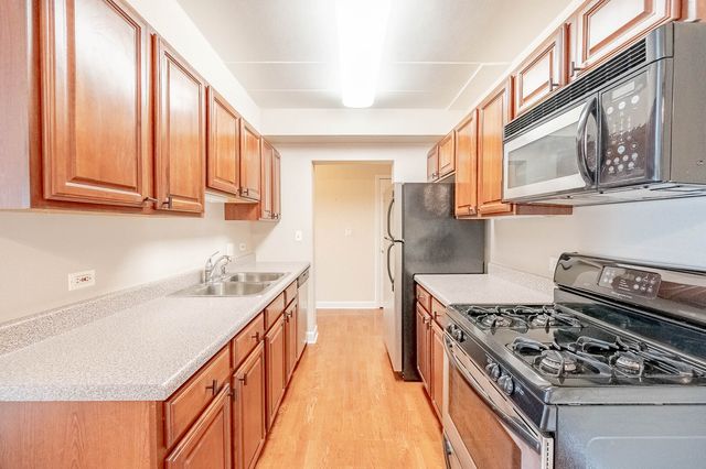 1000 S Lorraine Road 411, Wheaton, IL 60189