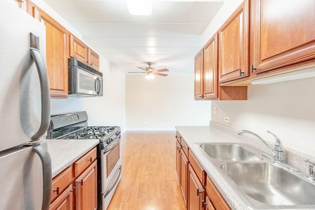 1000 S Lorraine Road 411, Wheaton, IL 60189