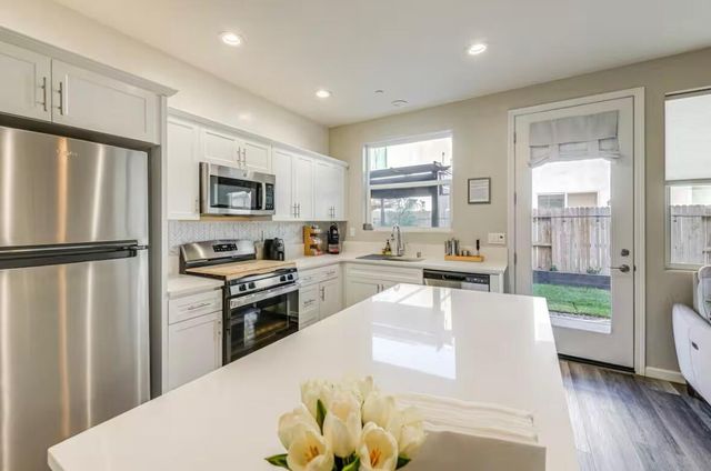 1030 W Prescott Avenue, Visalia, CA 93291