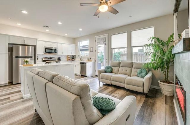 1030 W Prescott Avenue, Visalia, CA 93291