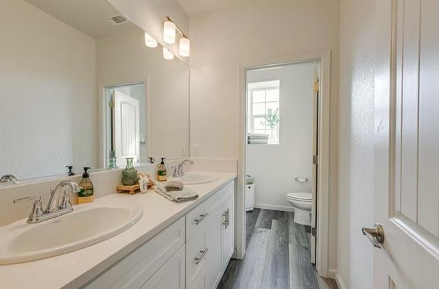 1030 W Prescott Avenue, Visalia, CA 93291