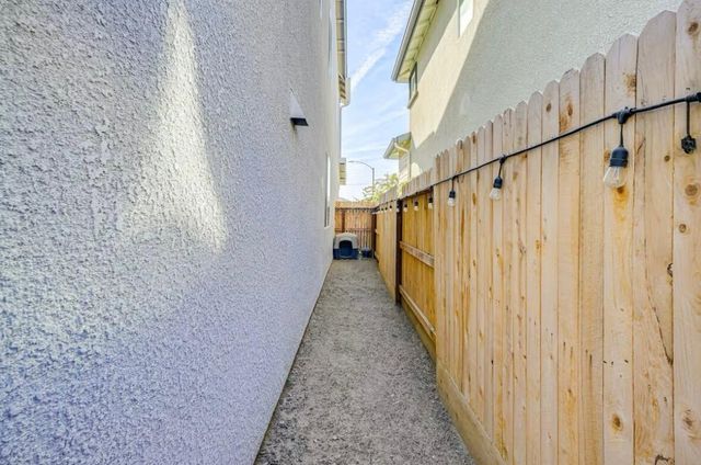 1030 W Prescott Avenue, Visalia, CA 93291