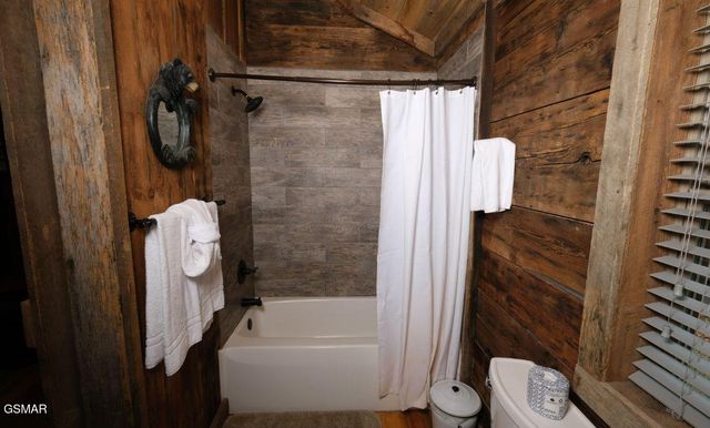 636 Jess Field Road, Gatlinburg, TN 37738