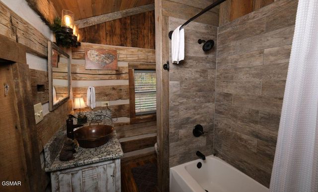 636 Jess Field Road, Gatlinburg, TN 37738