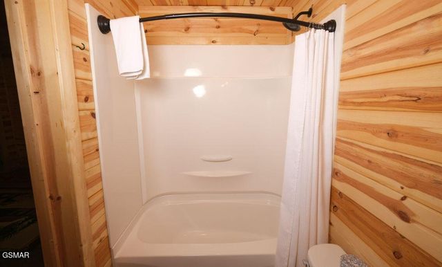 636 Jess Field Road, Gatlinburg, TN 37738