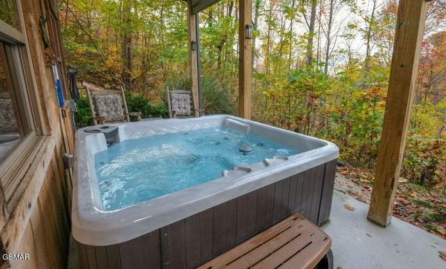 636 Jess Field Road, Gatlinburg, TN 37738