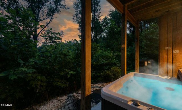 636 Jess Field Road, Gatlinburg, TN 37738