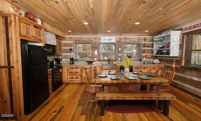 636 Jess Field Road, Gatlinburg, TN 37738