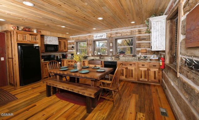 636 Jess Field Road, Gatlinburg, TN 37738