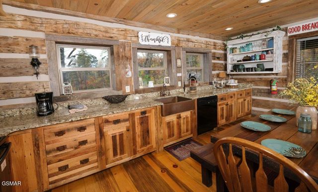 636 Jess Field Road, Gatlinburg, TN 37738